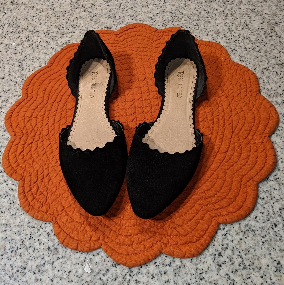 Black flats | scalloped detailing